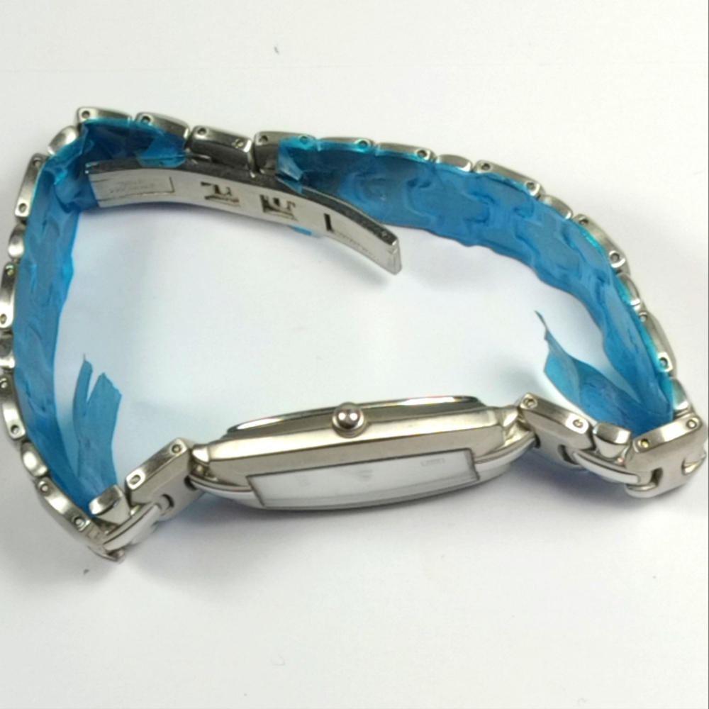 Gucci Women's Watch in New Condition *Needs battery replacement* - Picture 9 of 11